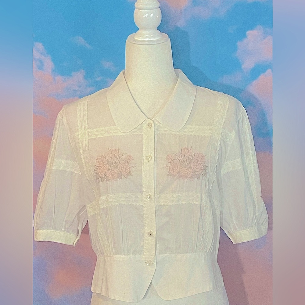 Darling Cottage Core Inspired White w/Floral Embroidery Collared Blouse (Small)